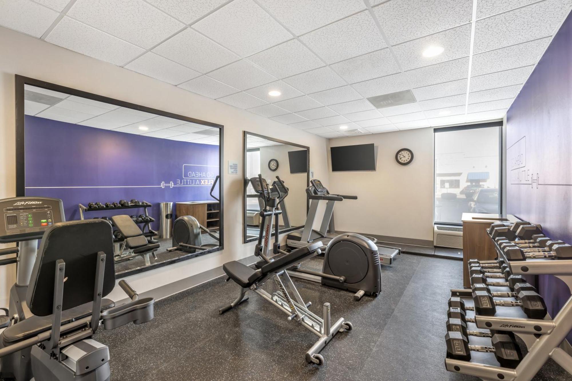 Holiday Inn Express Crestwood By Ihg Exterior foto