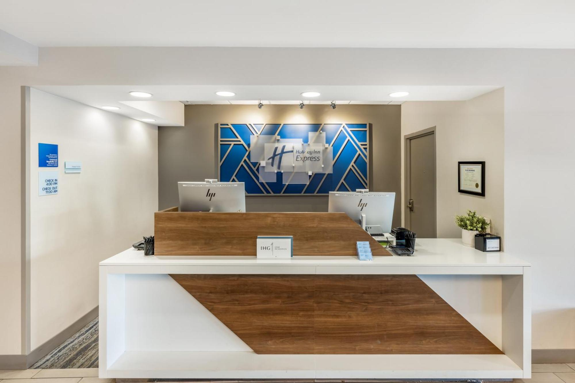 Holiday Inn Express Crestwood By Ihg Exterior foto