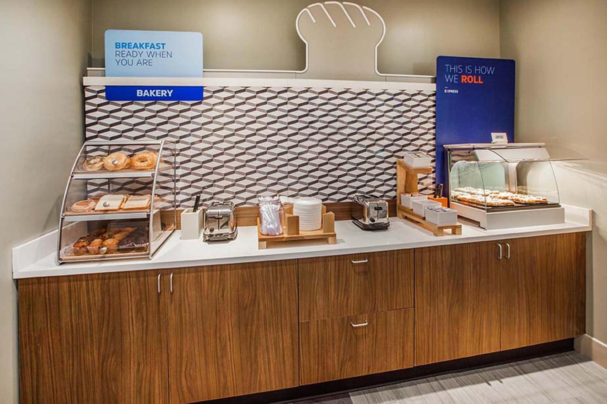Holiday Inn Express Crestwood By Ihg Exterior foto